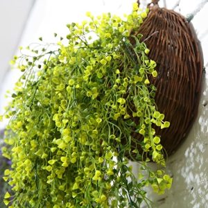 Composition de fleurs tombantes en matériaux synthétiques de qualité