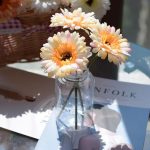 Fleurs gerbera en plastique pour un look durable