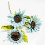 Décoration avec grands tournesols faux, idéal pour un look naturel