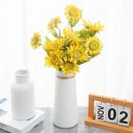 Fleurs en plastique tournesols, solution durable pour embellir votre maison