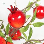 Décoration en branches artificielles avec grenades colorées