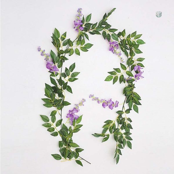 Fleurs artificielles en guirlande pour un look naturel sans entretien