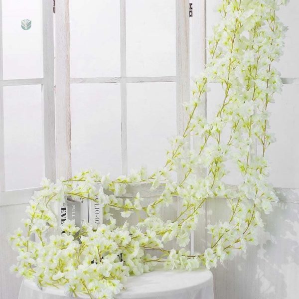 Fleurs de cerisier en guirlande pour intérieur moderne