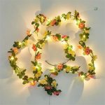 Éclairage doux avec guirlande de fleurs synthétiques
