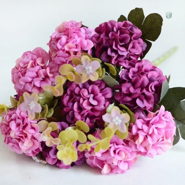 Arrangement floral d'hydrangeas artificiels