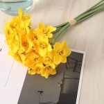 Jonquilles en plastique, décoration florale élégante