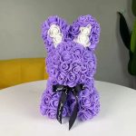 Lapin décoratif fait de roses éternelles