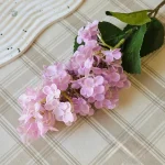 Composition réaliste de lilas en matériau synthétique