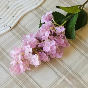 Composition réaliste de lilas en matériau synthétique
