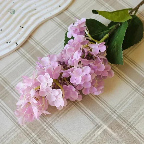 Composition réaliste de lilas en matériau synthétique