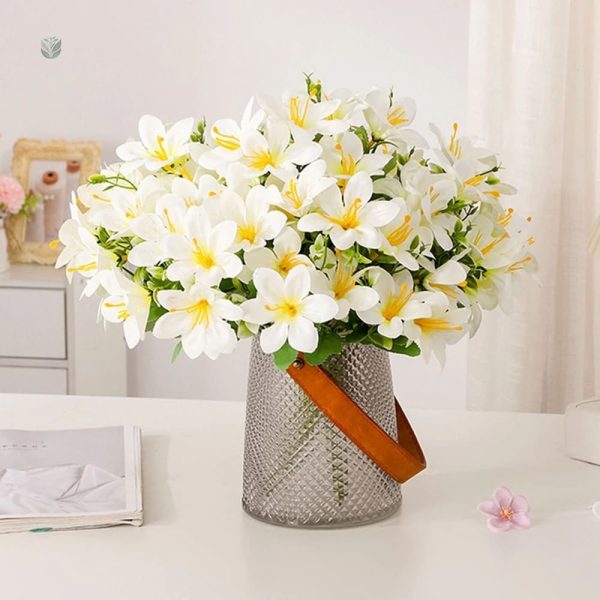 Arrangement de lys artificiels en vase