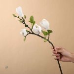 Branche de magnolia artificiel avec fleurs élégantes