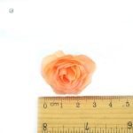 Mini roses en faux, choix pratique pour la décoration
