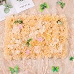 Fleurs artificielles sur panneau