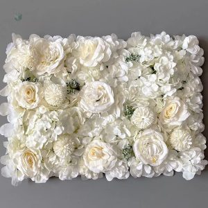 Fleurs blanches synthétiques pour embellir les murs