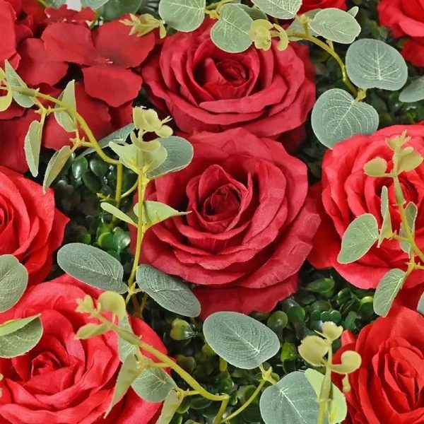 Élégant mur de fleurs pour un mariage chic et moderne