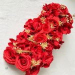 Panneau floral rouge décoratif en fleurs synthétiques