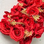 Mur de fleurs rouges pour événements et célébrations