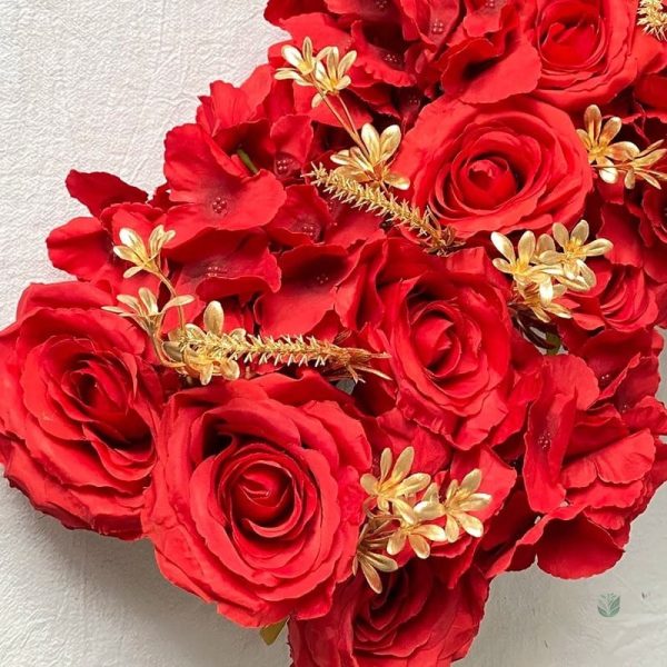 Mur de fleurs rouges pour événements et célébrations