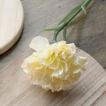 Arrangement d'œillets en fleurs synthétiques