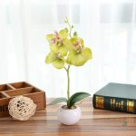 Orchidée artificielle en pot, aspect réaliste