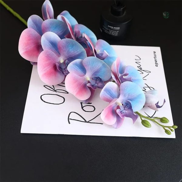 Fleur d'orchidée synthétique, touche de couleur