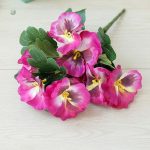 Bouquet de pensées artificielles aux teintes vives