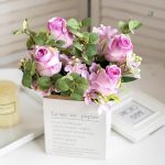 Bouquet compact en fleurs synthétiques