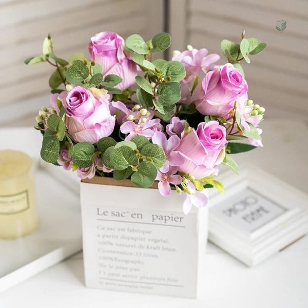 Bouquet compact en fleurs synthétiques