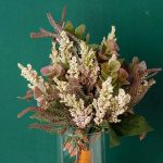 Fleurs séchées dans un joli bouquet compact