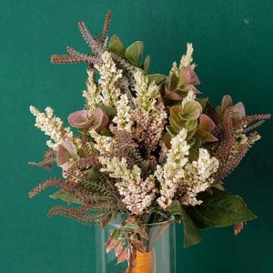 Fleurs séchées dans un joli bouquet compact