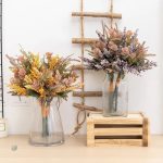 Décoration florale avec fleurs séchées