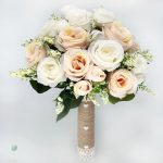 Composition florale douce pour cérémonie de mariage