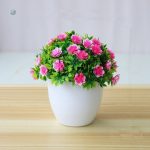 Petite plante artificielle en pot décoratif