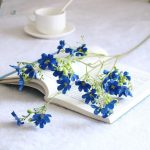 Arrangement de petites fleurs artificielles pour centre de table