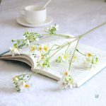 Fleurs délicates en tissu pour décoration durable