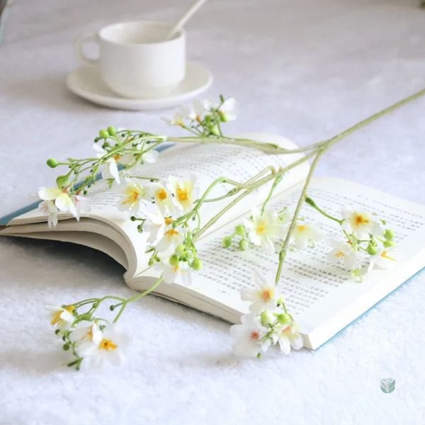 Fleurs délicates en tissu pour décoration durable