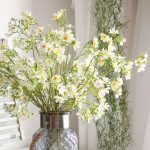 Petites fleurs en plastique, idéales pour projets DIY
