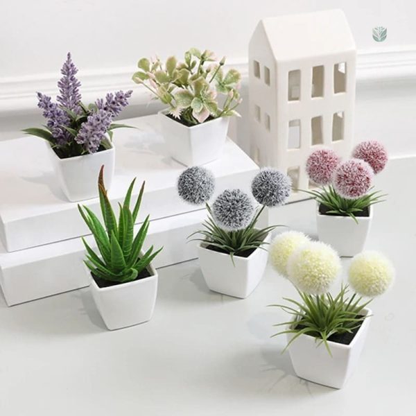 Petites fleurs artificielles en pot décoratives