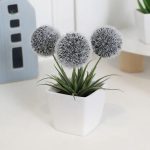 Fleurs synthétiques colorées en pot tendance