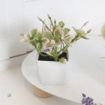 Pot avec petites fleurs pour un décor moderne