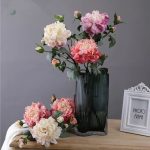 Variété de pivoines arbustives en décoration florale