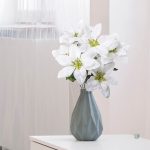 Poinsettia artificiel blanc dans un bouquet élégant