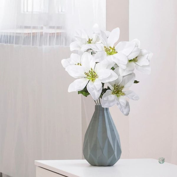 Poinsettia artificiel blanc dans un bouquet élégant