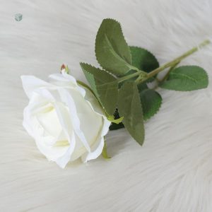 Rose blanche artificielle élégante pour décoration intérieure