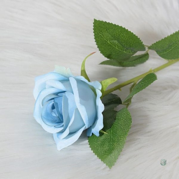 Arrangement de roses bleues synthétiques pour un effet réaliste