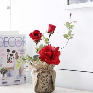 Roses artificielles en pot, ajout de couleur à votre intérieur