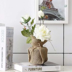Fleur en pot, rose synthétique parfaite pour un décor durable
