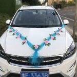 Détails floraux pour une voiture de mariage chic