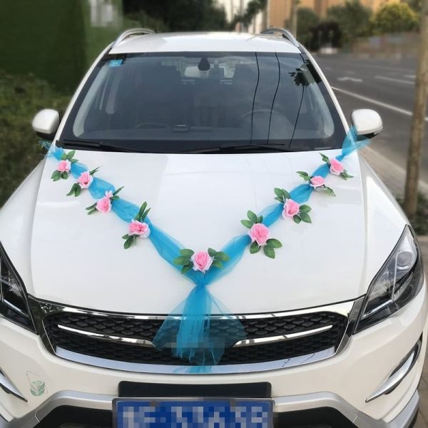 Détails floraux pour une voiture de mariage chic